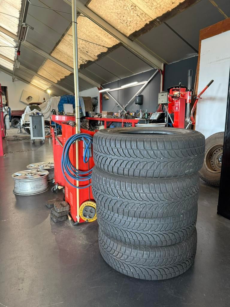 Bridgestone banden, 235 / 65 R17 in goede staat, Ophalen of Verzenden, Gebruikt