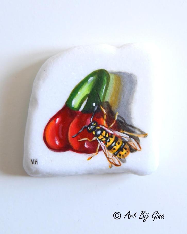 Happy Cherry & een wesp hand geschilderd op Santorini steen, Antiek en Kunst, Kunst | Overige Kunst, Ophalen of Verzenden