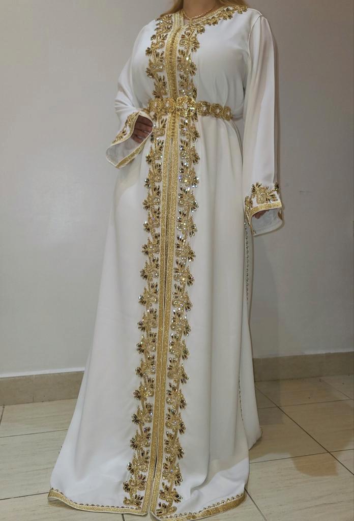 Witte Kaftan met Gouden Details te huur, Kleding | Dames, Jurken, Nieuw, Maat 42/44 (L), Wit, Onder de knie, Ophalen