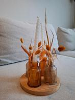 Kaarsen en decoratieve glazen op een houten schaal, Huis en Inrichting, Ophalen, Overige materialen, Crème, Nieuw