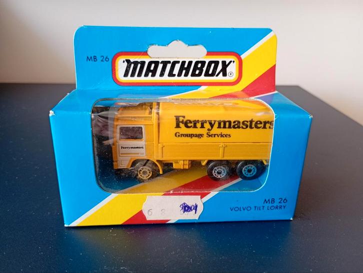 Matchbox MB26 Volvo Tilt Lorry Ferrymasters in doosje, Hobby en Vrije tijd, Modelauto's | 1:87, Nieuw, Auto, Matchbox, Ophalen of Verzenden