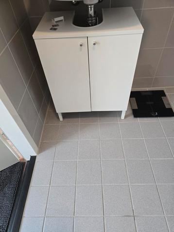 Dressoir kastje voor in de badkamer te koop wegens verhuizen beschikbaar voor biedingen