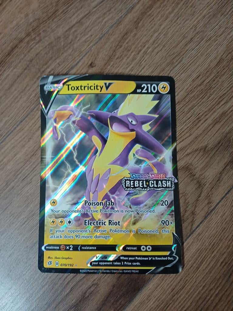 Toxtricity V - Rebel Clash - Zeldzame Pokémonkaart, Ophalen of Verzenden, Zo goed als nieuw, Losse kaart