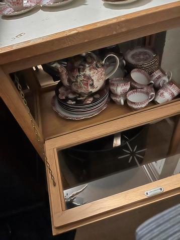 Theekastje met dienblad beschikbaar voor biedingen