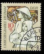 postzegel 1385 DDR Vietnamese met kind, Postzegels en Munten, Ophalen of Verzenden, DDR, Gestempeld