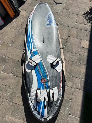 2 boards, 3 zeilen, 2 gieken en 3 masten beschikbaar voor biedingen