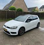 VW GOLF 7 1.8L 170 PK! R-Line - SCHADEAUTO!!, 65 €/maand, Zwart, Wit, Leder