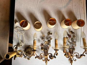 Antieke rijk gedecoreerde wandlampjes en tafellamp beschikbaar voor biedingen