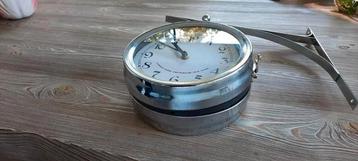 Te koop zilverkleurige wandklok beschikbaar voor biedingen