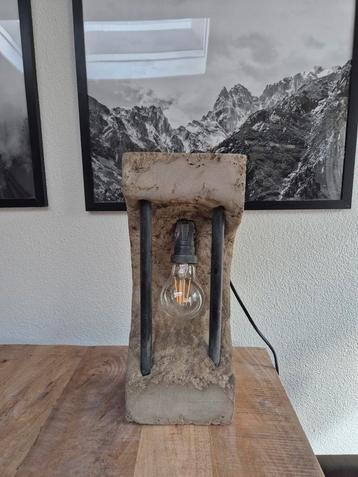 Industriële beton lamp beschikbaar voor biedingen