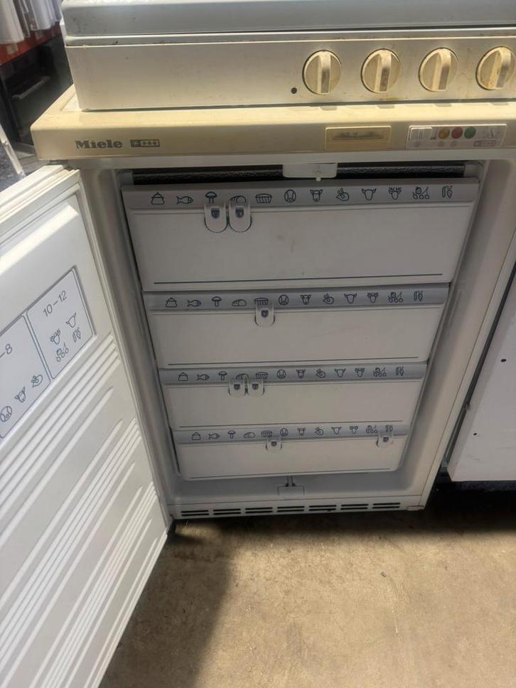 Miele Vrieskast schoon garantie bezorging, Witgoed en Apparatuur, Vriezers en Diepvrieskisten, Gebruikt, Vrijstaand, Vrieskast