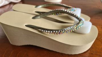 Nieuwe slippers Uzurii 39 / 40 beige teenslippers plateau  beschikbaar voor biedingen