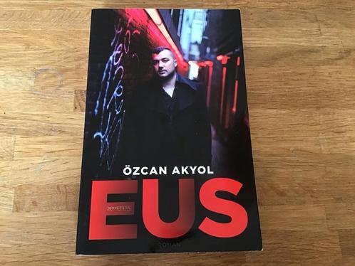 Eus - Özcan Akyol - Roman, Boeken, Romans, Zo goed als nieuw, Nederland, Ophalen of Verzenden