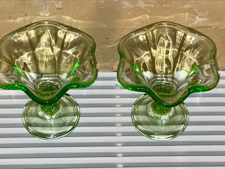 Groene Vintage Dessertcoupes (2 stuks), Antiek en Kunst, Antiek | Glas en Kristal, Ophalen of Verzenden