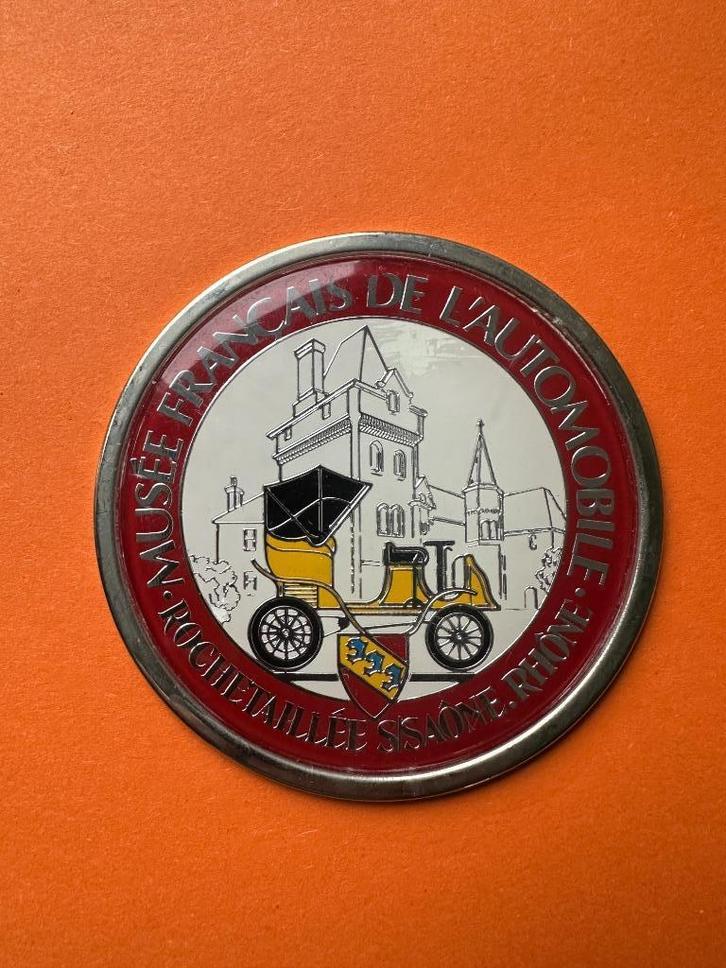 Musee Francais de L'Automobile badge. Voor op Uw oldtimer., Verzamelen, Merken en Reclamevoorwerpen, Gebruikt, Overige typen, Ophalen of Verzenden