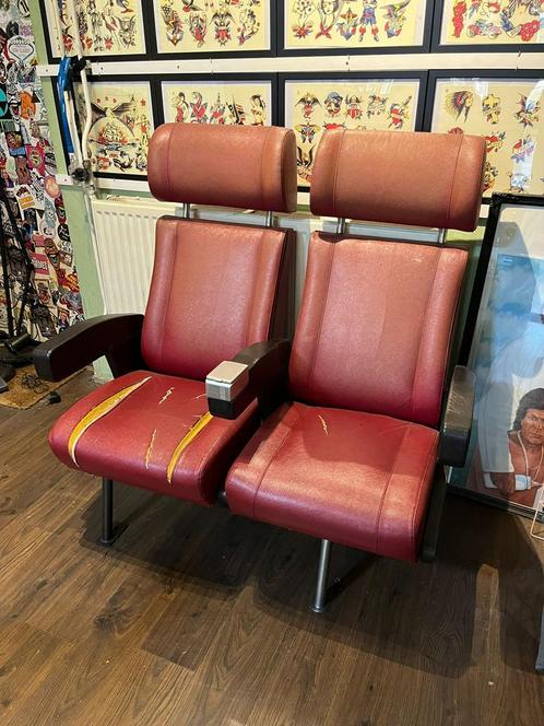 Oude rode treinbank met asbakken – retro  voor verzamelaar, Huis en Inrichting, Fauteuils, Zo goed als nieuw, Ophalen