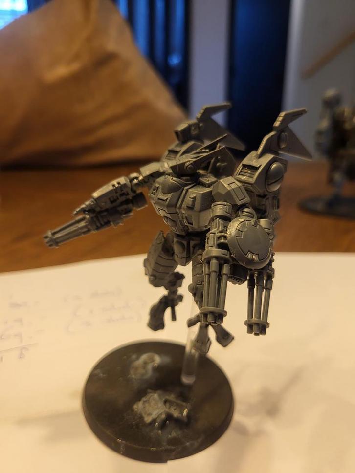 Warhammer 40K Tau Empire kitbasht Battlesuite Commander, Hobby en Vrije tijd, Wargaming, Zo goed als nieuw, Warhammer, Figuurtje(s)