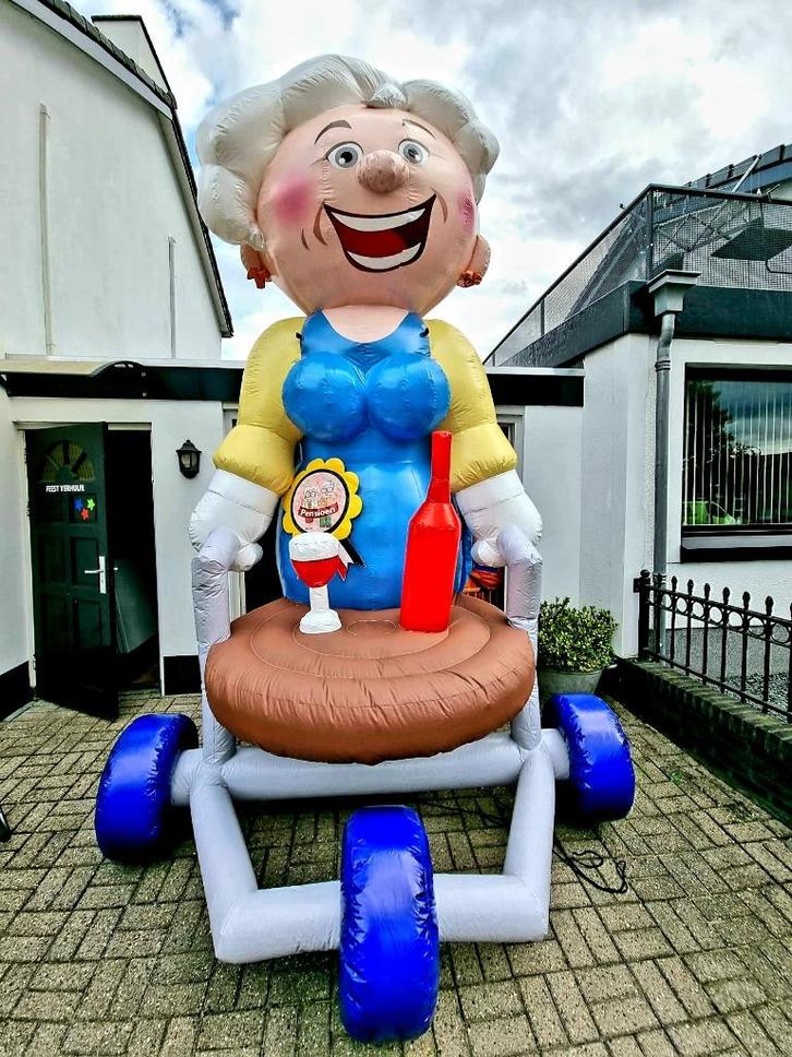 Pensioen pop vrouw met rollator 4 m hoog ,ook man mogelijk, Hobby en Vrije tijd, Feestartikelen | Verhuur, Zo goed als nieuw, Overige