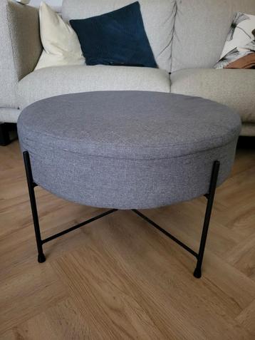 Grijze poef met metalen frame beschikbaar voor biedingen