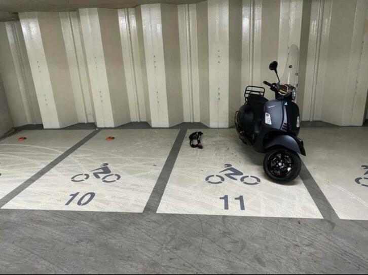 Parkeerplaats aangeboden voor slecht €150 per maand, Huizen en Kamers, Garages en Parkeerplaatsen, Amsterdam