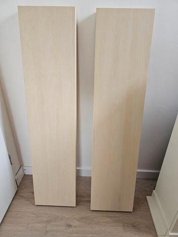 Twee wandplanken, licht hout beschikbaar voor biedingen