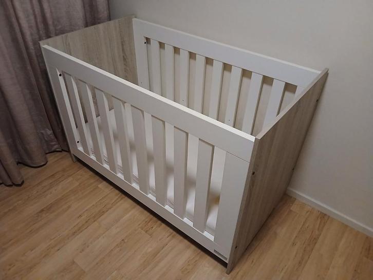 Babykamer bed & commode, Kinderen en Baby's, Kinderkamer | Complete kinderkamers, Zo goed als nieuw, Jongetje of Meisje, Ophalen