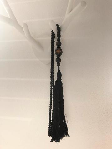 Woonketting zwart met houten kralen en kwast.  beschikbaar voor biedingen