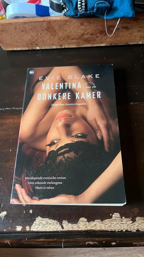 Evie Blake - Valentina en de donkere kamer ., Boeken, Romans, Gelezen, Nederland, Verzenden