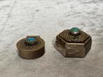 Twee oude zilverkleurige pillendoosjes met blauwe steentjes, Ophalen of Verzenden