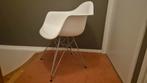 Kuipstoel wit (vitra eames replica), Huis en Inrichting, Stoelen, Ophalen, Zo goed als nieuw, Wit, Eén