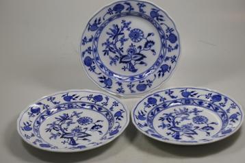 3 Grote antieke borden met Meissen Zwiebelmuster decor   beschikbaar voor biedingen
