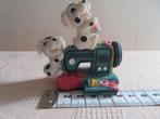 beeldje van een naaimachine met 2 dalmatiërs, Verzamelen, Beelden en Beeldjes, Ophalen of Verzenden, Zo goed als nieuw, Dier