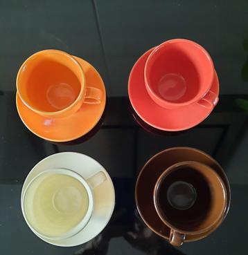 Kop en schotels beschikbaar voor biedingen