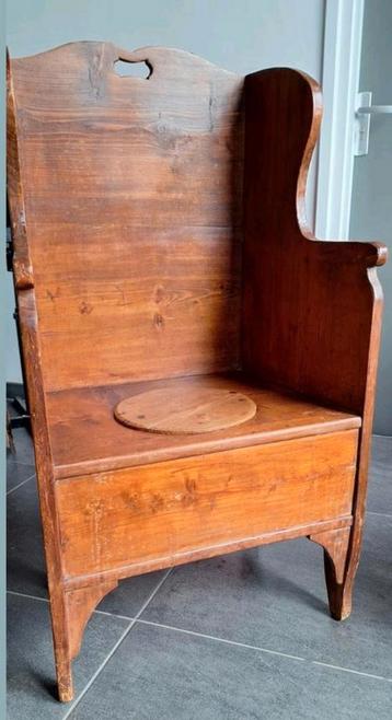Antieke Houten kakstoel beschikbaar voor biedingen
