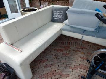 Lederen hoekbank voor bij de eettafel beschikbaar voor biedingen