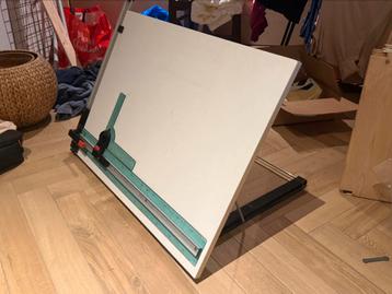 Bureau tekentafel beschikbaar voor biedingen
