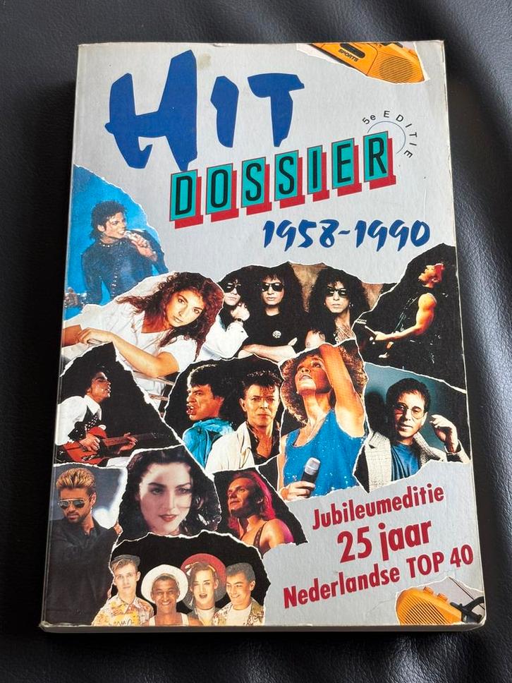Hitdossier 1958 - 1990 Jubileumeditie Top 40 25 Jaar Boek, Boeken, Muziek, Gelezen, Ophalen of Verzenden
