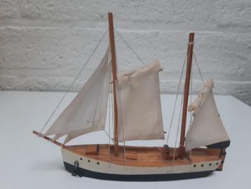 vintage houten zeilscheepje (model) beschikbaar voor biedingen