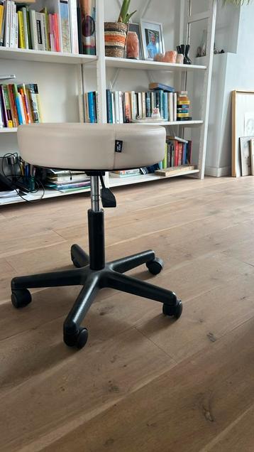 Tabouret/ kruk op wielen beschikbaar voor biedingen