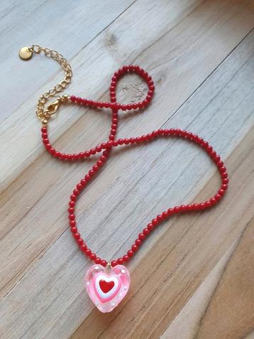 Minimalist Necklace with Pink glass Heart pendant beschikbaar voor biedingen