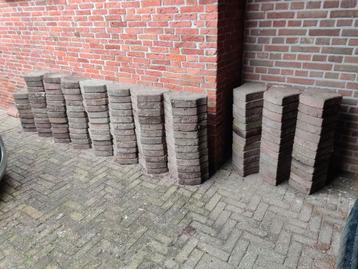 Ruim 7m2 sierbestrating (129 hele tegels) beschikbaar voor biedingen