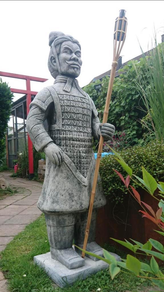 ‼️Terracotta krijger 126 cm 135 kg leger Tempelkrijger‼️, Tuin en Terras, Tuinbeelden, Nieuw, Mensenbeeld, Beton, Ophalen