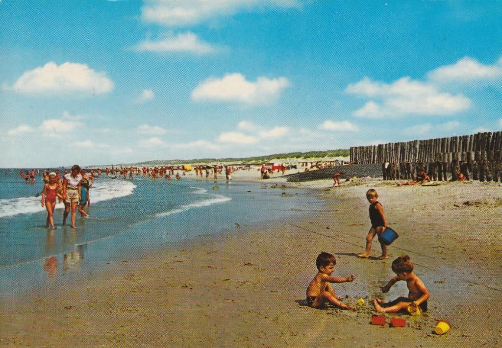 P190 ansichtkaart strand met kinderen 1972, Ophalen of Verzenden, 1960 tot 1980, Gelopen, Kinderen