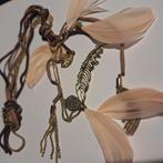 Ketting goudkleurig en leren veters met zalmkleurige veertje, Sieraden, Tassen en Uiterlijk, Kettingen, Ophalen of Verzenden, Zo goed als nieuw