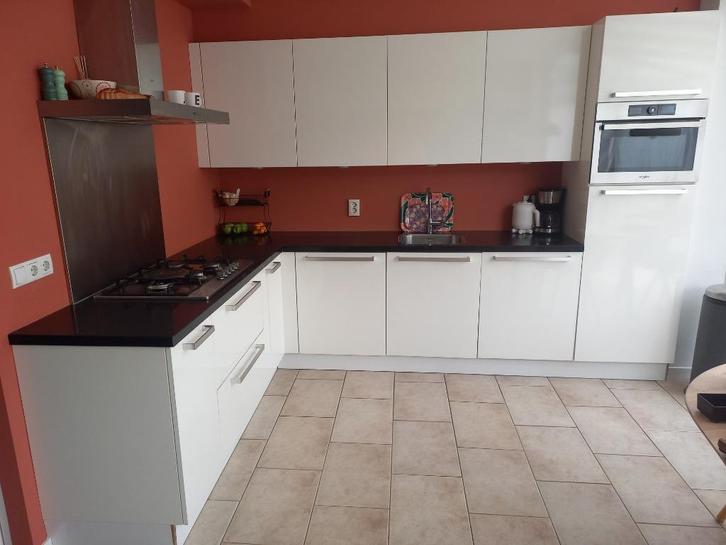 Witte hoogglans hoekkeuken +composiet Compleet GEDEMONTEERD, Huis en Inrichting, Keuken | Complete keukens, Zo goed als nieuw