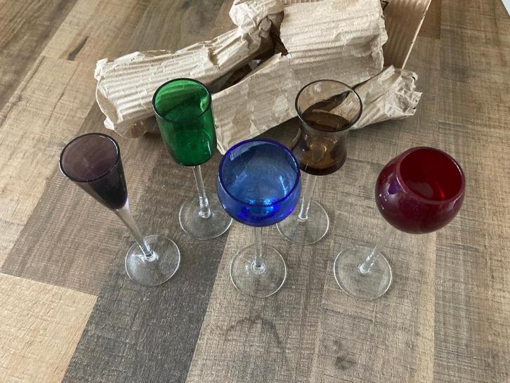 Nieuw 5 kleurrijke likeur - borrel glazen, carnaval glazen., Antiek en Kunst, Antiek | Glas en Kristal, Ophalen of Verzenden