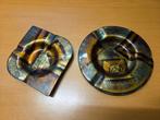 2 kleurrijke vintage glazen asbakken, asbak GILDE?, Verzamelen, Rookartikelen, Aanstekers en Luciferdoosjes, Ophalen of Verzenden