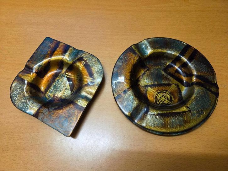 2 kleurrijke vintage glazen asbakken, asbak GILDE?, Verzamelen, Rookartikelen, Aanstekers en Luciferdoosjes, Nieuw, Asbak, Ophalen of Verzenden