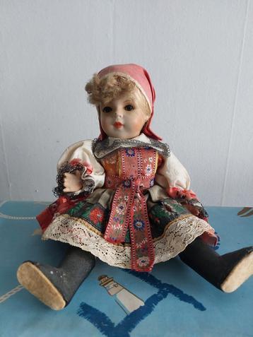 Antieke pop uit Tsjechië  beschikbaar voor biedingen