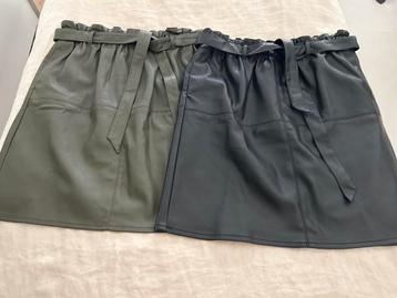 2 ONLY IMITATIE LEREN ROKJES MT 40 IN NIEUWSTAAT !! beschikbaar voor biedingen